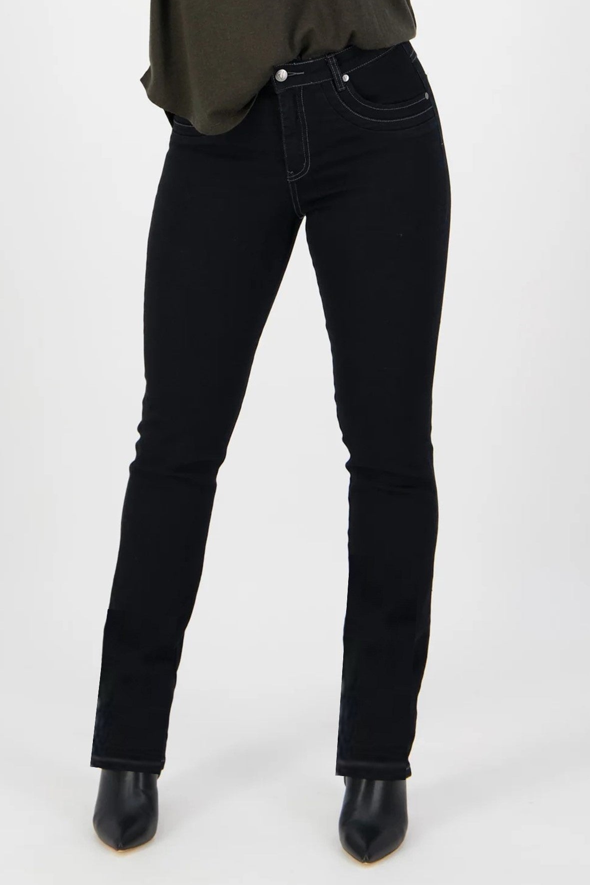 9901 BLACK Classic Taper Leg Curve Pocket Jean