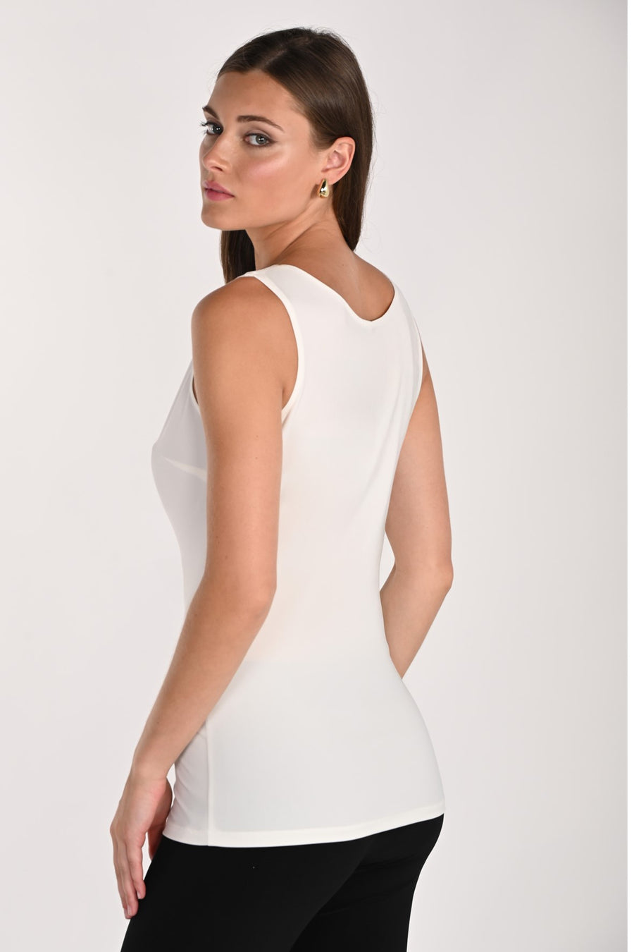 010 WHITE Scoop Neck Singlet With Bust Dart