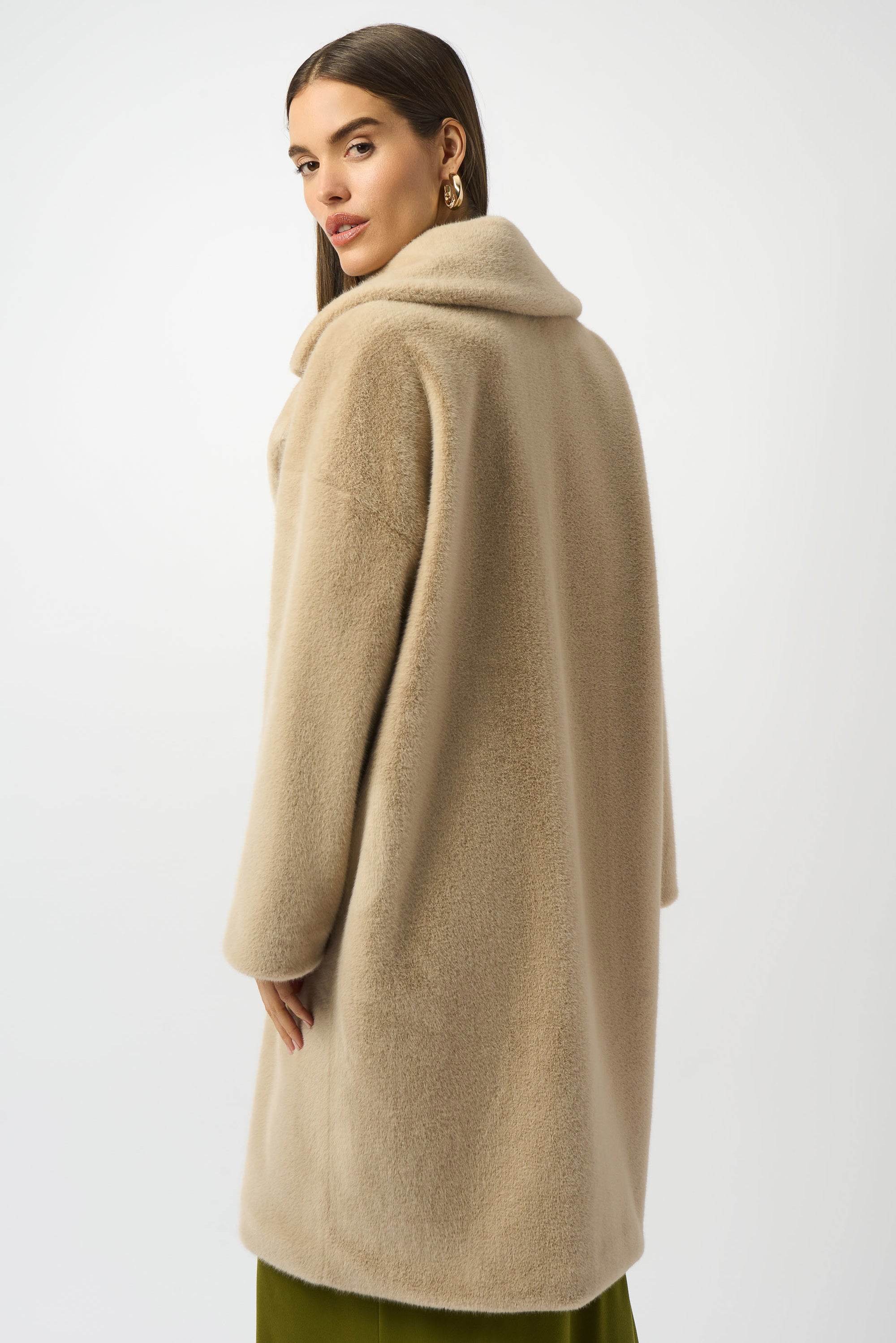 243902F25  Luxury Faux Fur Coat