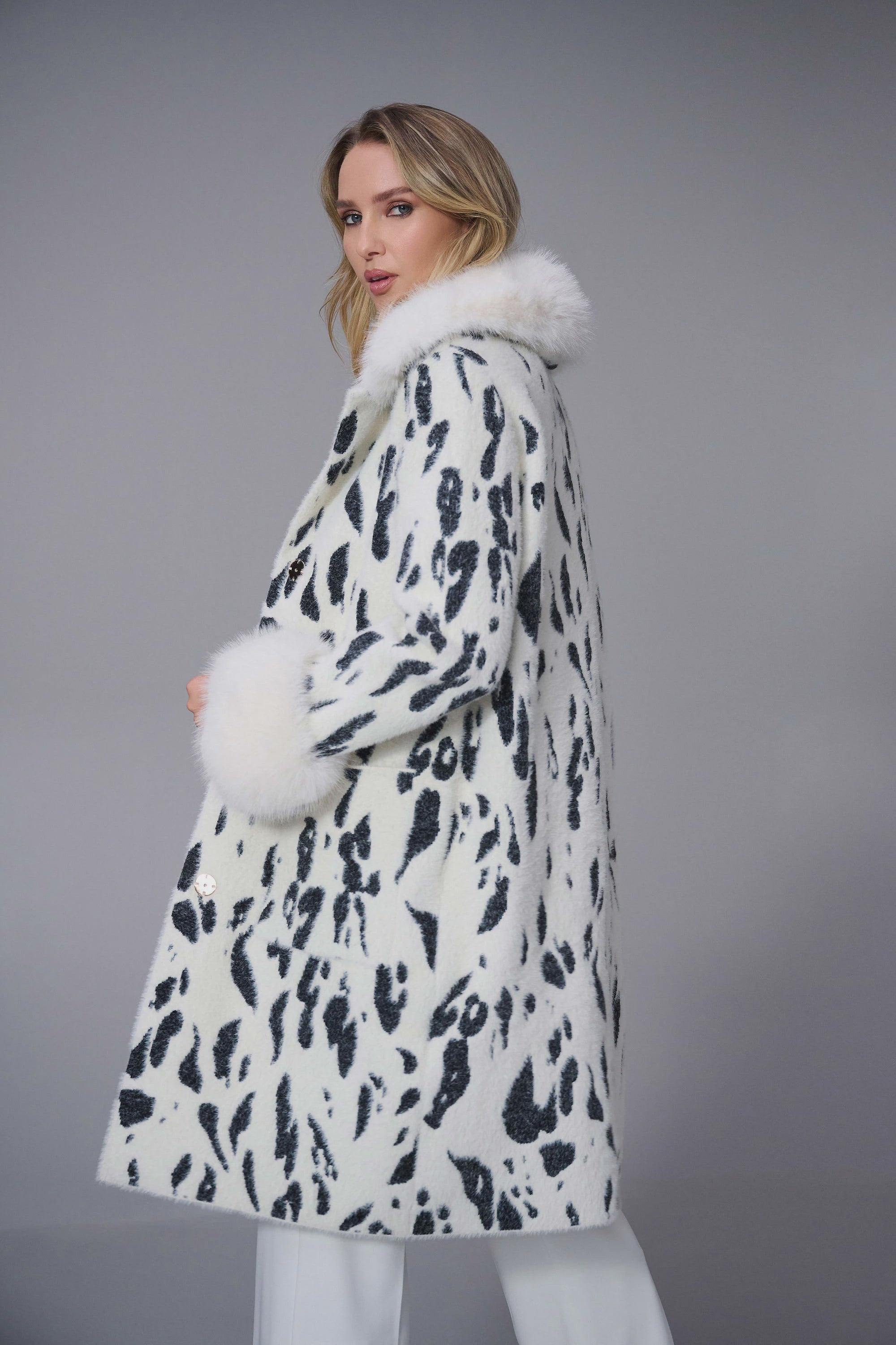 253904  Snow Leopard Feather Yarn Jacquard Coat