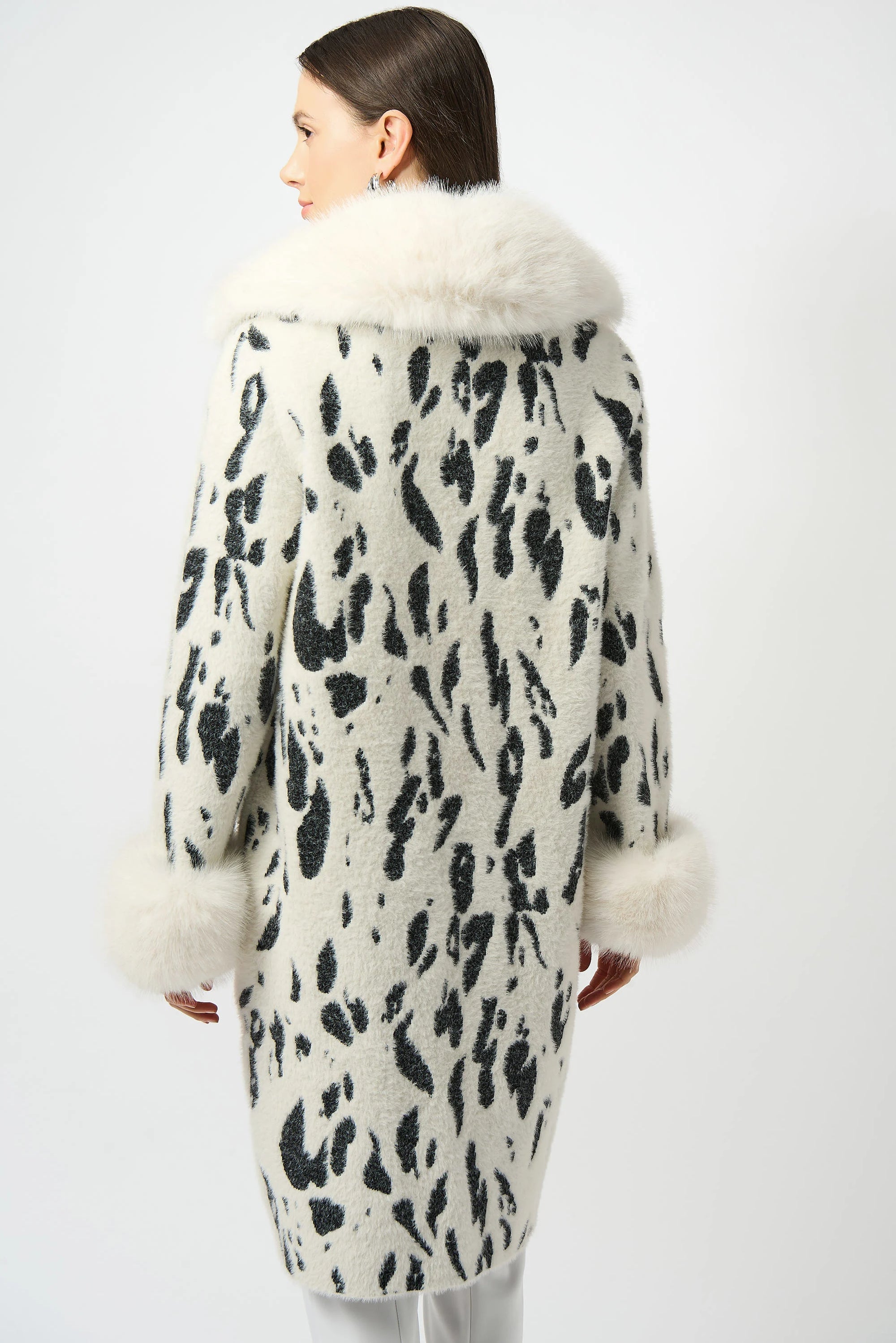 253904  Snow Leopard Feather Yarn Jacquard Coat