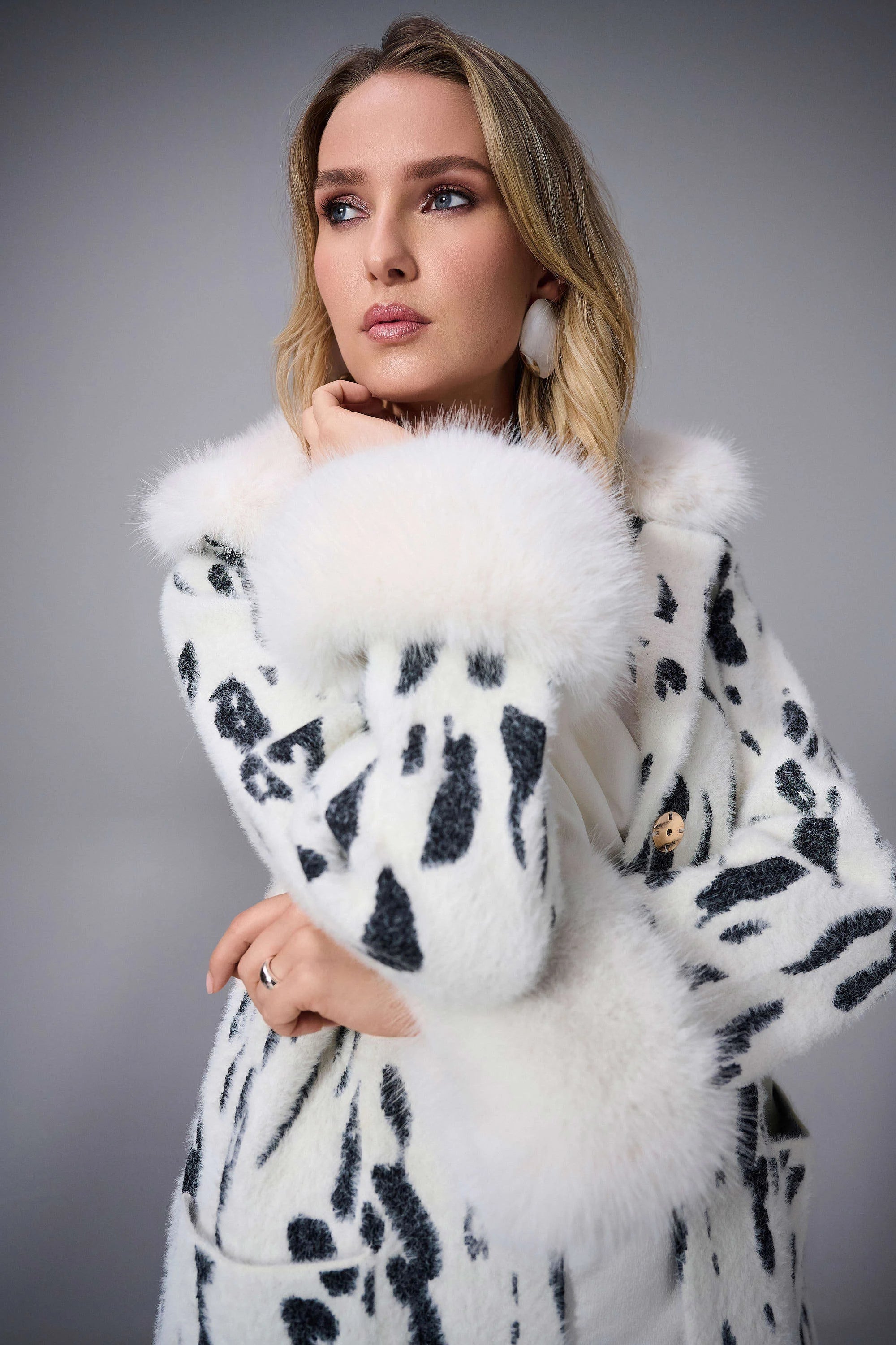 253904  Snow Leopard Feather Yarn Jacquard Coat