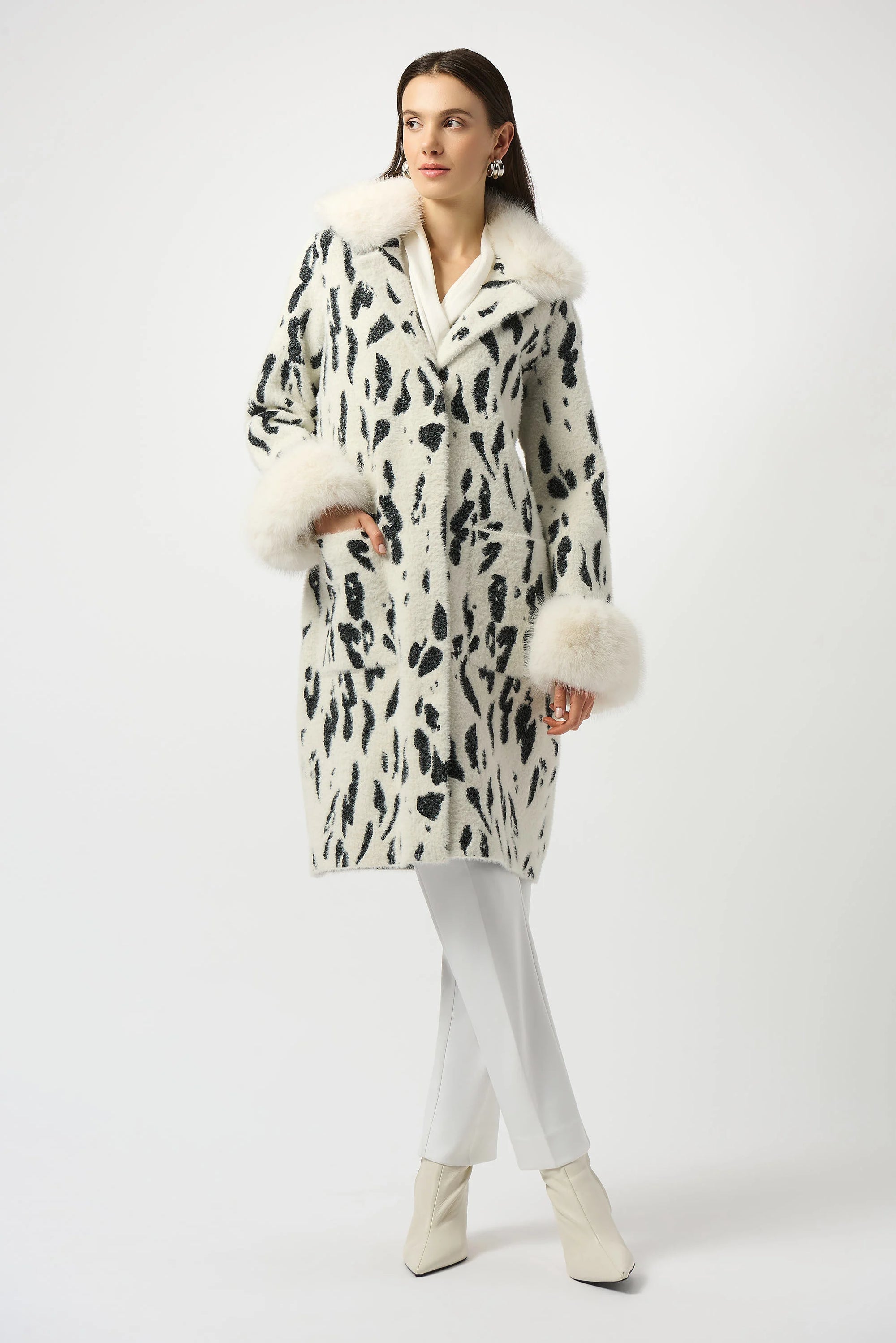 253904  Snow Leopard Feather Yarn Jacquard Coat
