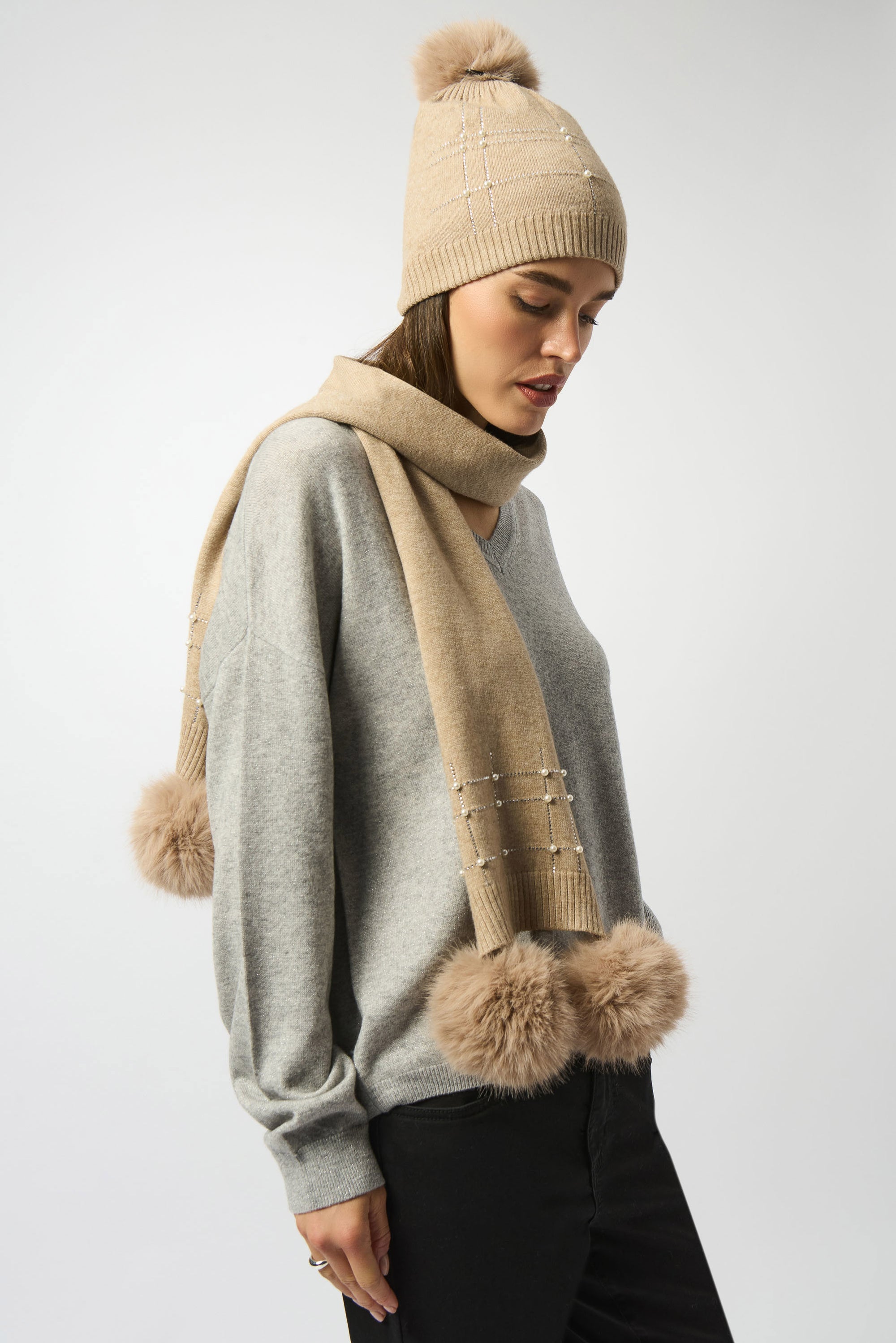 253970  Late Knitted Faux Fur & Pompom Scarf