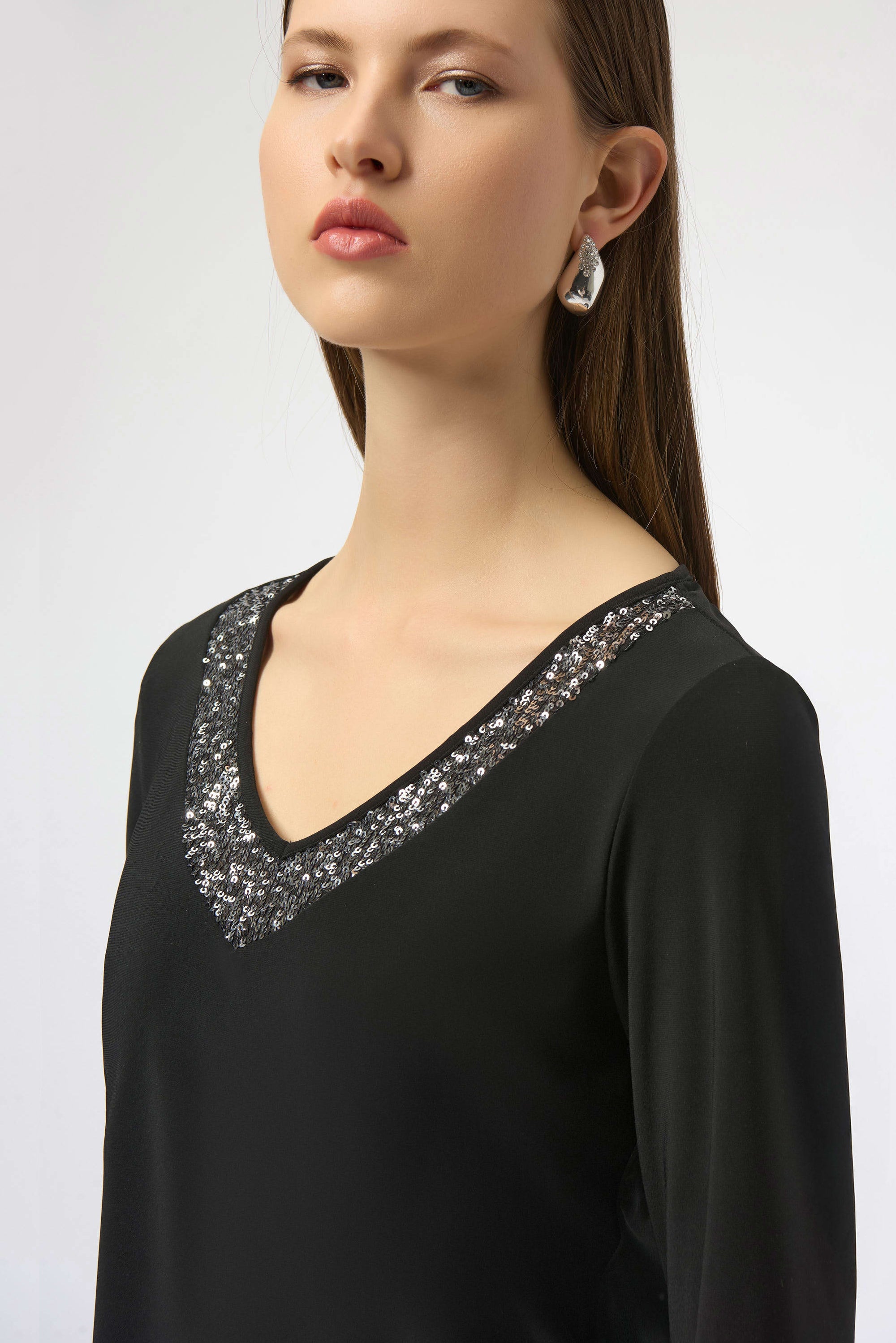 254025 Euro Knit Sequin V Neck Easy Fit Top