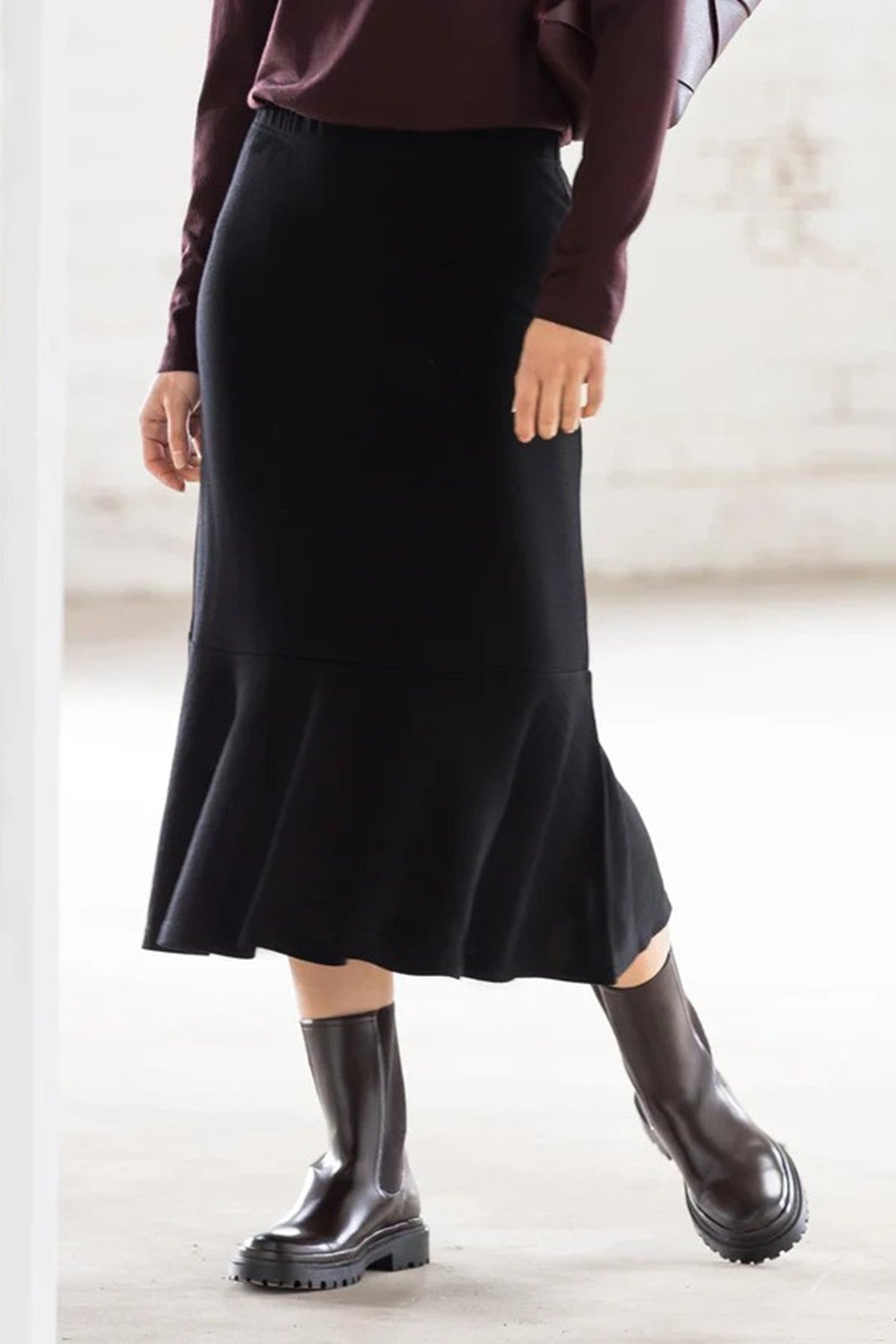 V7052 BLACK MERINO Flute Skirt