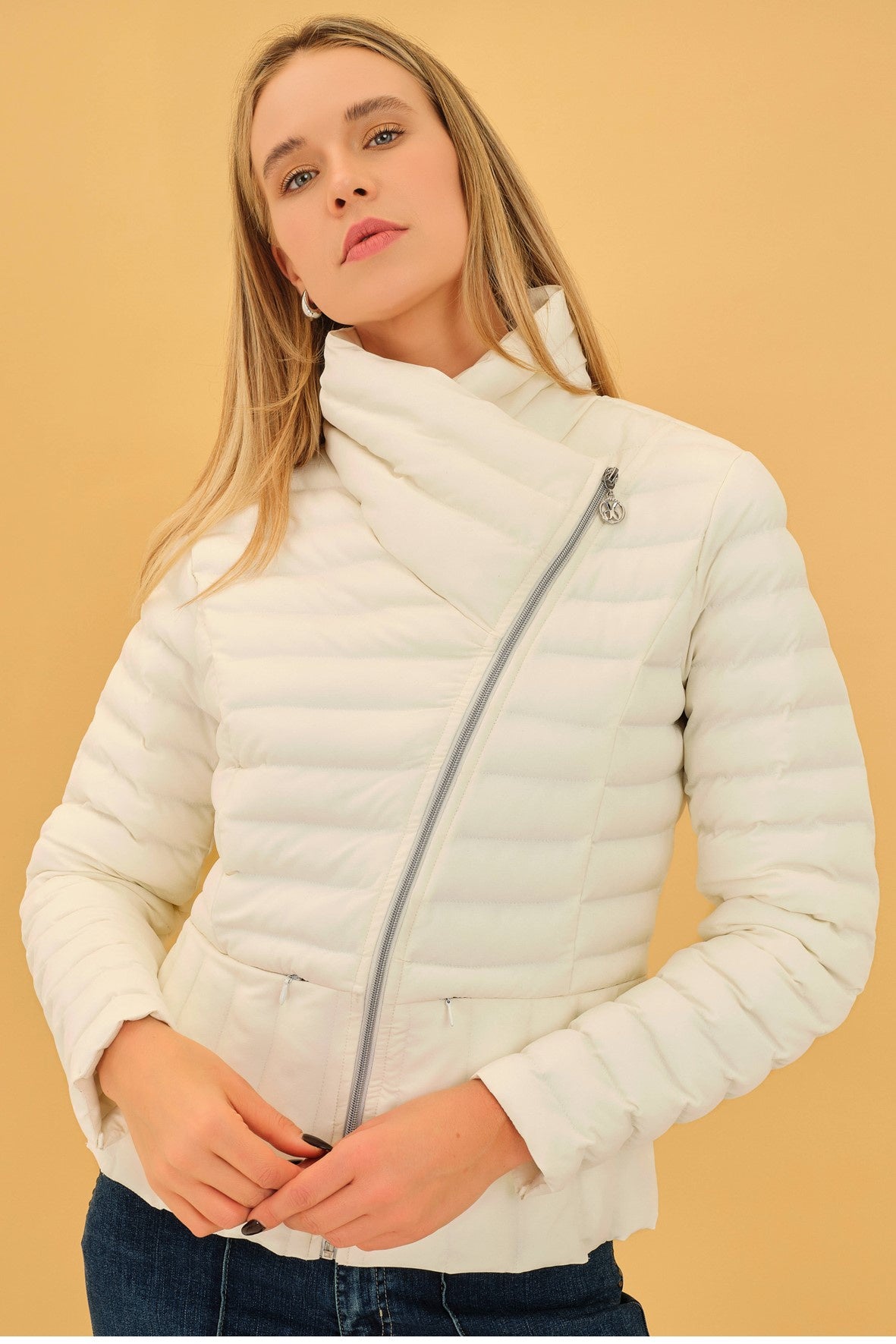 75810 OFF WHITE Asymmetric Zip-up Shaped Puffer Jacket