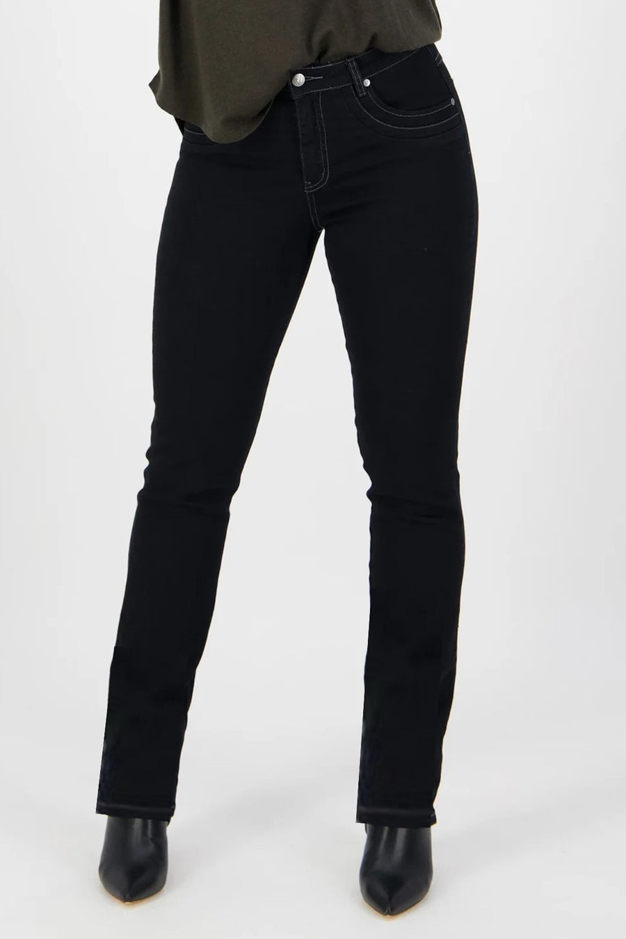 9901 BLACK Classic Taper Leg Curve Pocket Jean