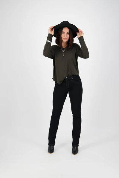 9901 BLACK Classic Taper Leg Curve Pocket Jean